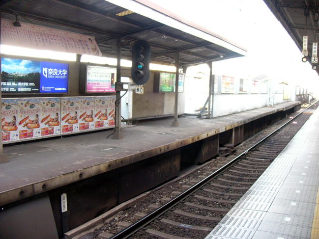 使用されていない初期の鶴橋駅プラットホーム